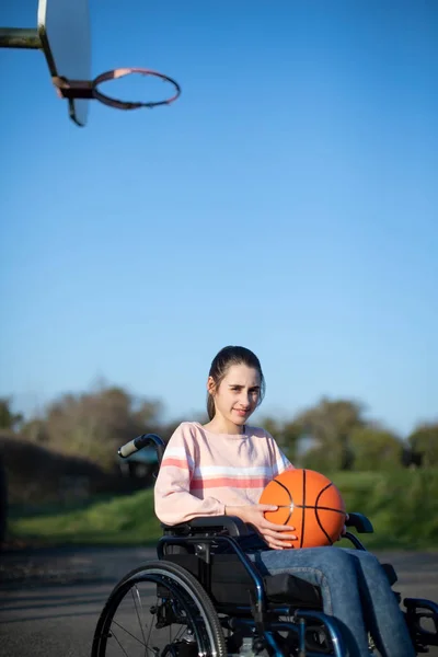 Tekerlekli sandalye basketbol oynayan genç kız portresi — Stok fotoğraf