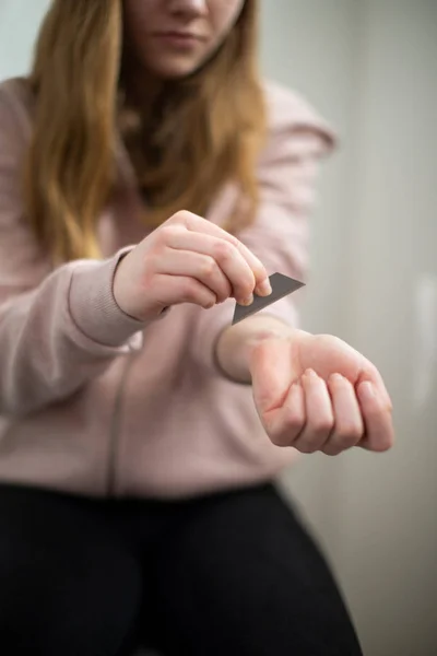 Niña adolescente autolesionada con cuchilla —  Fotos de Stock
