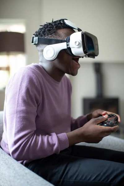Nadšená dospívající chlapec hraje videohry doma na sobě virtuální R — Stock fotografie