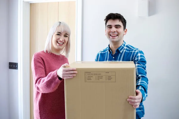 Potret Pasangan Muda Membawa Kotak Ke Rumah Baru Pada Pindah — Stok Foto