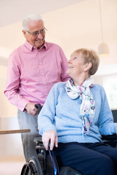 Senior Man duwt vrouw In rolstoel thuis — Stockfoto