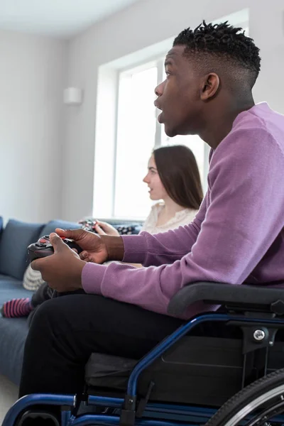 Genç çocuk tekerlekli sandalyeye mahkum Frein bilgisayar Video oyun oynuyor — Stok fotoğraf