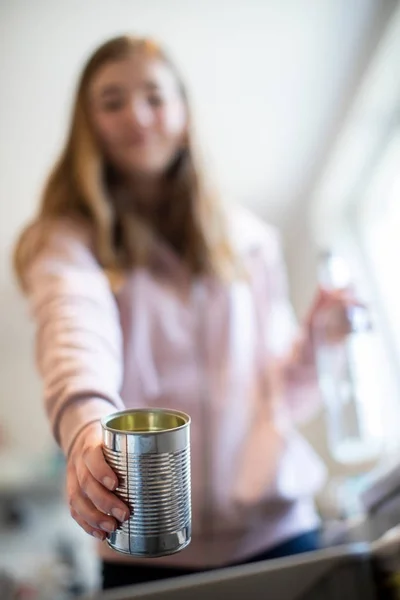 Adolescente tri recyclage dans la corbeille de cuisine à la maison — Photo