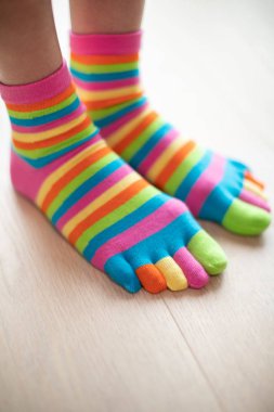 Ayakta duruyorum parlak renkli çorap giyen kadın kapatmak