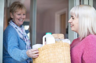 Kadın komşu kadın kıdemli alışveriş ile yardım