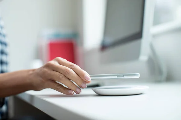 Primer plano de la mujer de negocios que trabaja en la computadora de forma inalámbrica Chargin — Foto de Stock