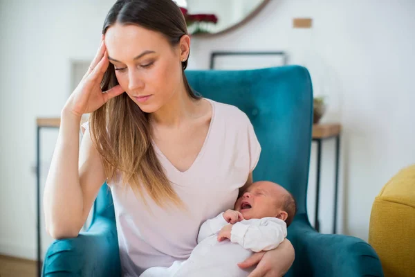 Mama stresată care ține copilul plângând care suferă de post Natal De — Fotografie, imagine de stoc