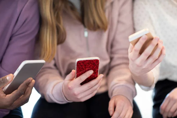 Aproape de trei prieteni adolescenti partajarea conținutului pe telefonul mobil — Fotografie, imagine de stoc