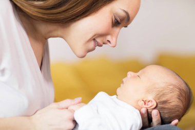 Sevgi Dolu Anne Evde Kucağına Uyuyan Bebek Oğlu Sarılma
