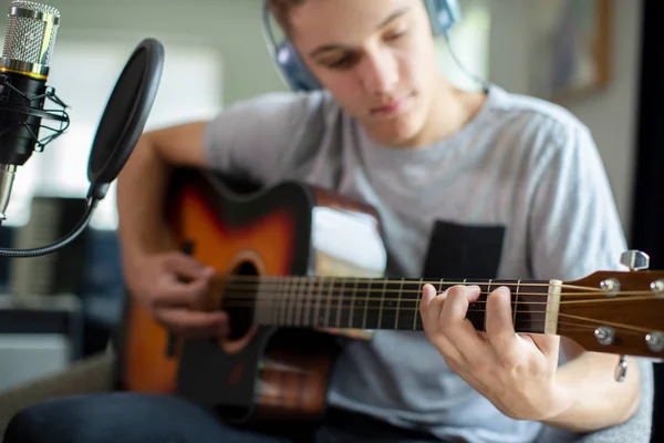 Εφηβικό αγόρι που παίζει κιθάρα και ηχογραφεί μουσική στο σπίτι — Φωτογραφία Αρχείου