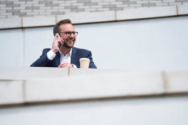 Olgun Işadamı cep telefonu ayakta OU telefon arama alma