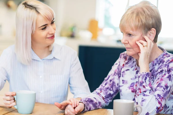 Jonge vrouw Trooster ongelukkig Senior vrouw lijden van Lonel — Stockfoto