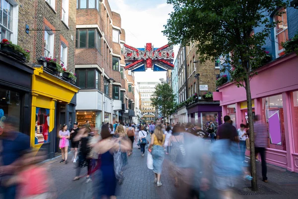 Carnaby Street в Лондоні в Великобританії з рухом розмиті покупці — стокове фото