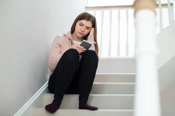 Nefericit Adolescenta Fata Being Bullied De Text Mesaj Sitting Pe St — Fotografie, imagine de stoc