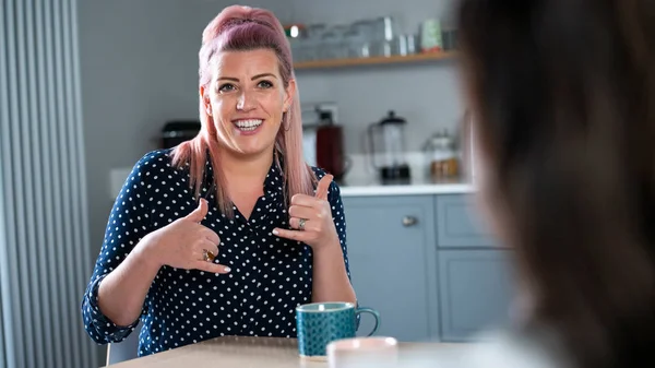 Close Up Of Woman conversando en casa usando lenguaje de señas — Foto de Stock