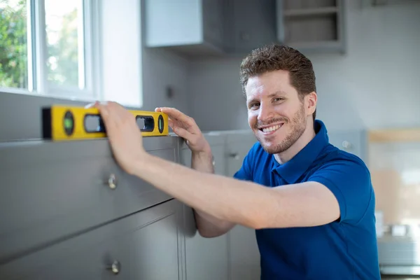 Retrato de Carpintero Instalación de lujo moderna cocina equipada — Foto de Stock