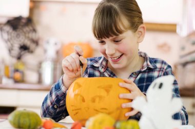 Kız Evde Balkabağı gelen Halloween Fener Oyma