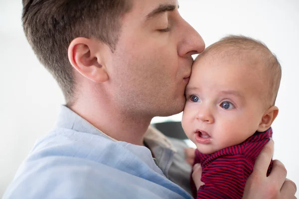 Amoroso padre dando 9 meses viejo bebé hijo un beso — Foto de Stock