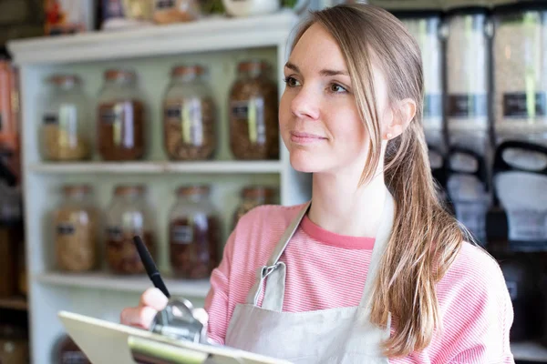 Femeie proprietar de durabil din plastic gratuit magazin alimentar de verificare — Fotografie, imagine de stoc