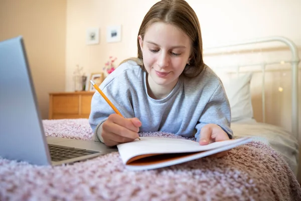 Adolescenta Fata Lying Pat Dormitor Laptop Studiind Home Schooling — Fotografie, imagine de stoc