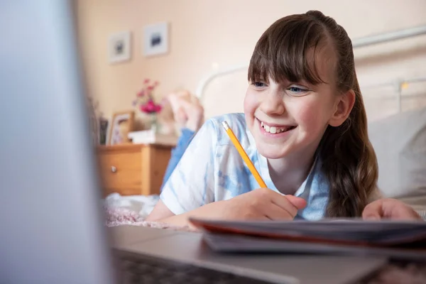 Mladá Dívka Ležící Posteli Ložnici Notebookem Studia Domácí Školství — Stock fotografie