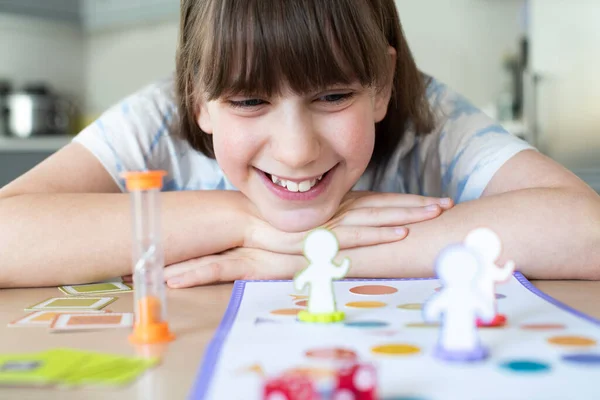 微笑的女孩在家里玩普通棋盘游戏 — 图库照片