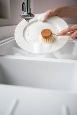 Sürdürülebilir Yaşam Tarzı İçin Eko Bulaşık Fırçası Kullanan Kadın