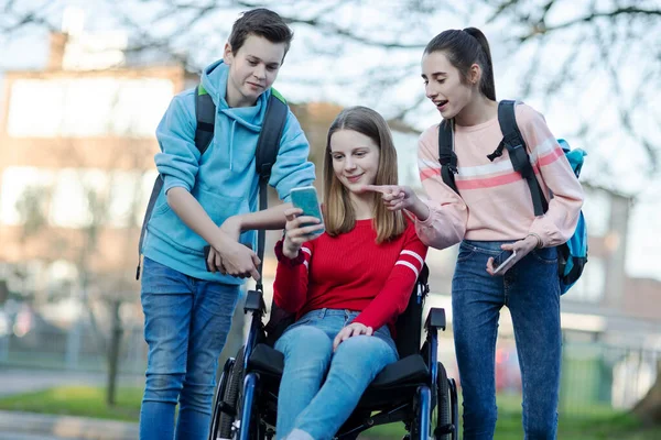 Teenager Freunde Mit Mädchen Rollstuhl Schauen Beim Verlassen Der High — Stockfoto