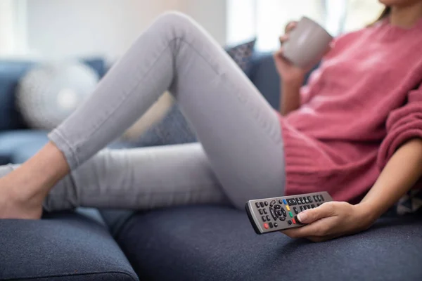 Detalle Mujer Que Relaja Sofá Que Sostiene Control Remoto Que — Foto de Stock