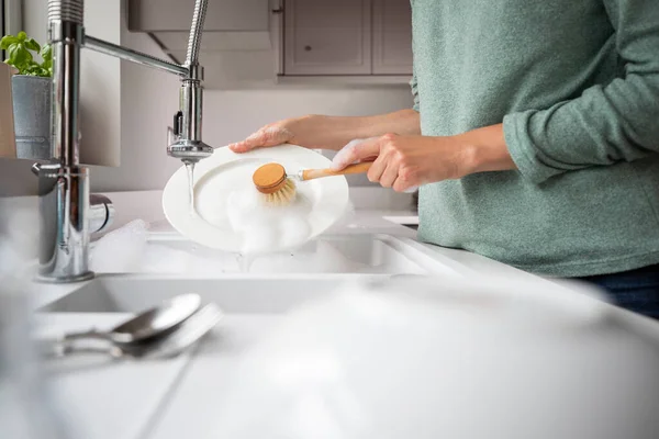 Mulher Lavando Casa Usando Escova Eco Prato Para Estilo Vida — Fotografia de Stock
