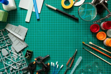 Kesme tahtasındaki Kit 'ten Model Uçak Yapımı İçin Malzeme ve Malzemelerin Genel Görünümü