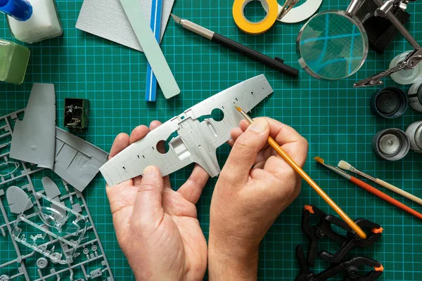 Bovenaanzicht Van Man Building Scale Model Vliegtuig Vanaf Kit Cutting — Stockfoto