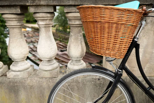 Oxford 'da Cherwell Nehri üzerindeki Magdalen Köprüsü' ndeki eski moda bisiklet.