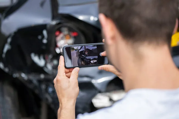 Motorista Masculino Tirando Foto Carro Danificado Após Acidente Para Reivindicação — Fotografia de Stock