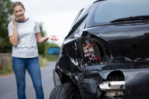 Motorista Feminina Infeliz Com Carro Danificado Após Acidente Chamando Companhia — Fotografia de Stock