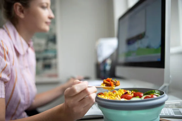 Female Worker Office Having Healthy Vegan Lunch Desk — Stock Photo, Image