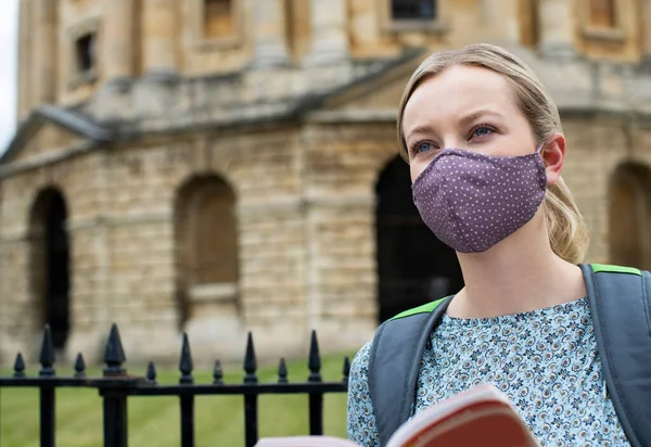 Touristin Urlaub Trägt Gesichtsmaske Während Covid Pandemie Reiseführer Lesen Oxford — Stockfoto