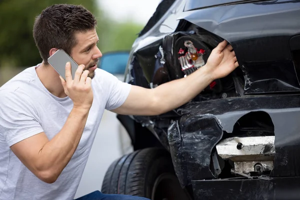 Nieszczęśliwy Mężczyzna Kierowca Uszkodzonym Samochodem Wypadku Wywołanie Firmy Ubezpieczeniowej Telefonie — Zdjęcie stockowe