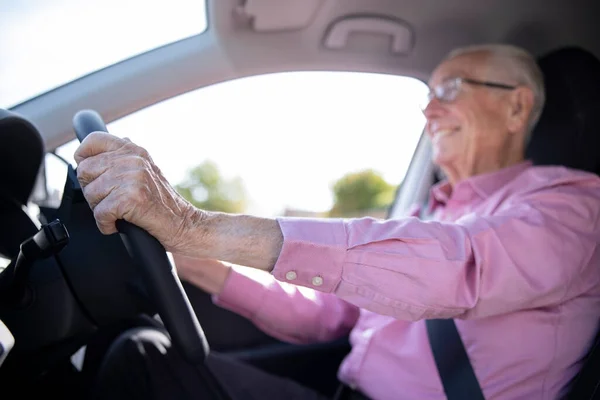 Homme Âgé Souriant Appréciant Voiture Conduite — Photo