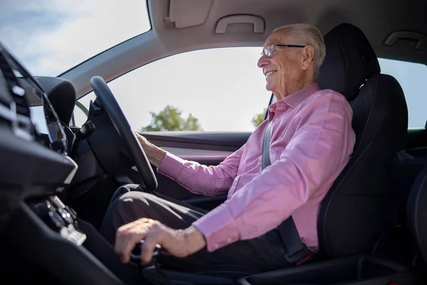 Lächelnder Senior Genießt Autofahren — Stockfoto