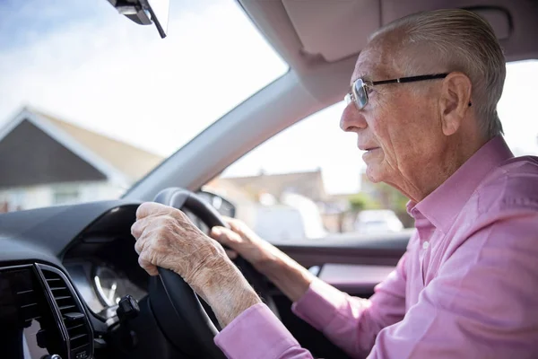 Starost Senior Muž Řidič Hledá Přes Čelní Sklo Vozu — Stock fotografie