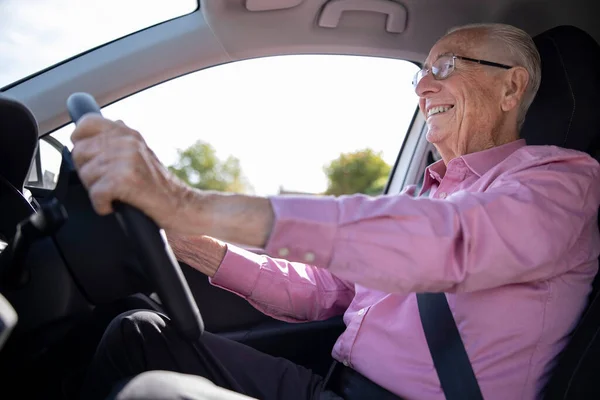 Lächelnder Senior Genießt Autofahren — Stockfoto