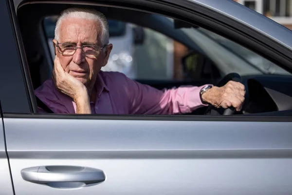 Ανήσυχοι Senior Driver Κοιτάζοντας Έξω Από Παράθυρο Του Αυτοκινήτου — Φωτογραφία Αρχείου