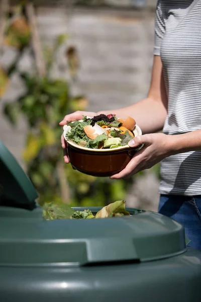 Primer Plano Mujer Vaciando Residuos Comida Jardín Compostador Casa — Foto de Stock