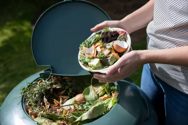 Primer Plano Mujer Vaciando Residuos Comida Jardín Compostador Casa — Foto de Stock