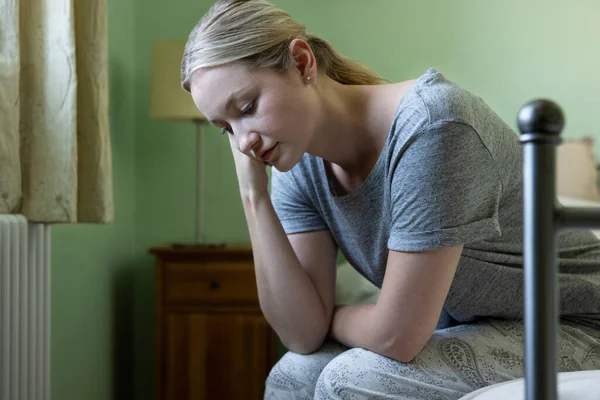 Mulher Infeliz Sofrendo Com Depressão Sentada Cama Vestindo Pijama — Fotografia de Stock