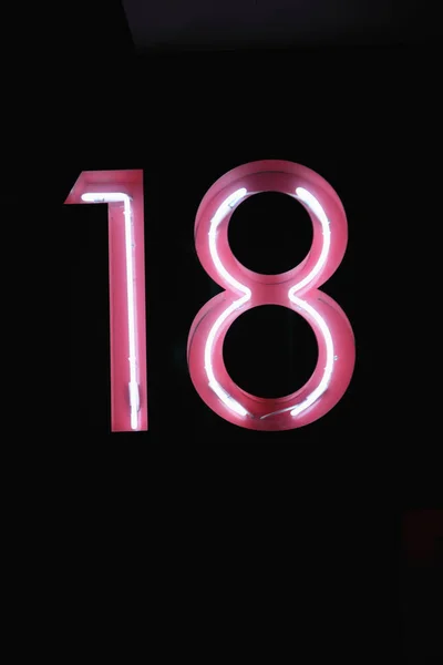 Číslo Osmnáct Provádí Bílé Růžové Barvy Zvýraznění Zářivky Černém Pozadí — Stock fotografie