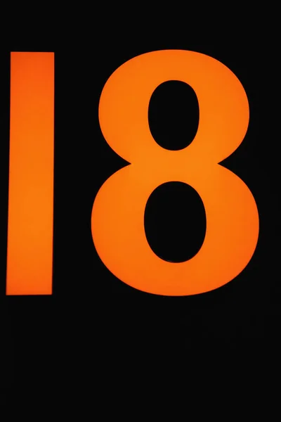 Číslo Osmnáct Vyroben Oranžové Barvě Černém Pozadí Pomocí Fluorescenčních Výbojek — Stock fotografie