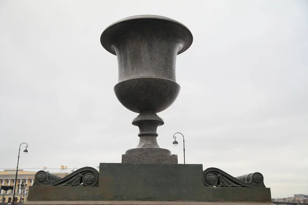 St. Petersburg yakın çekim Neva embankment taş kase.