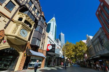 Perth, Avustralya - Şubat 2018: Londra sarayda Hay Street alışveriş merkezi Perth, Batı Avustralya üzerinde 24 Şubat 2018 insanlar